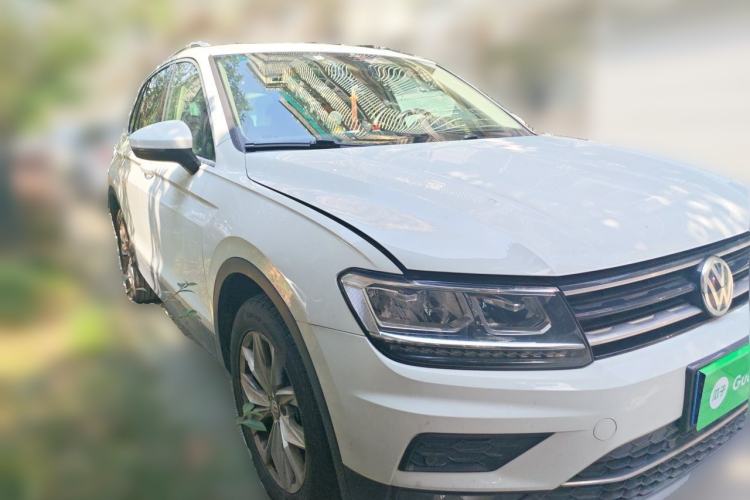 Used Volkswagen Tiguan 2018 330TSI All-Wheel-Drive Innovation Model Front Right 45 Deg