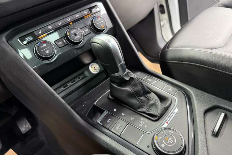 Used Volkswagen Tiguan 2018 330TSI All-Wheel-Drive Innovation Model Interior 4