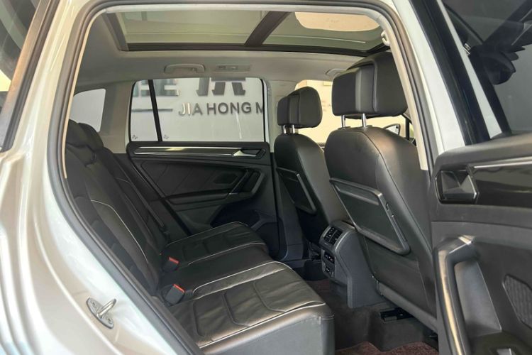 Used Volkswagen Tiguan 2018 330TSI All-Wheel-Drive Innovation Model Interior 8
