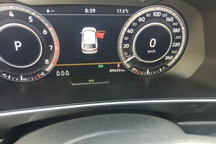 Used Volkswagen Tiguan 2018 330TSI Four-Wheel Drive High-End Model Odometer Close Up