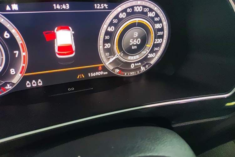 Used Volkswagen Tiguan 2018 380TSI Four-Wheel Drive R-Line Odometer Close Up