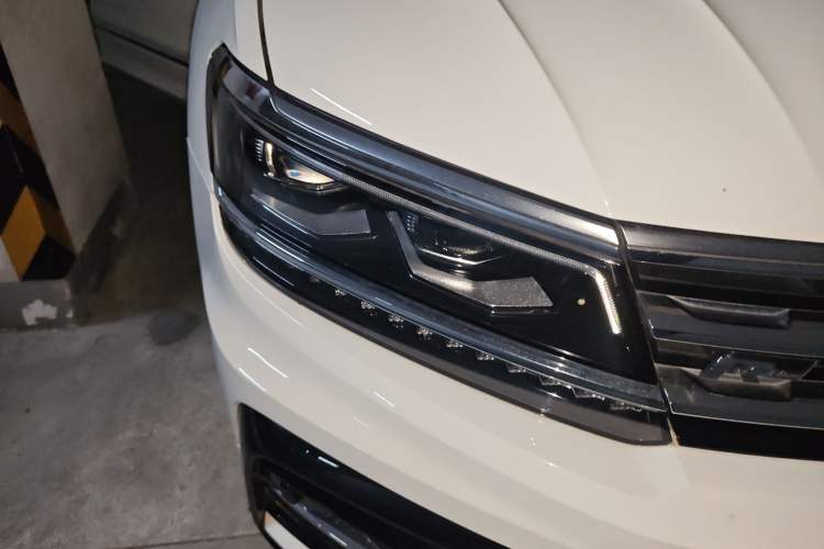 Used Volkswagen Tiguan 2018 380TSI Four-Wheel Drive R-Line Right Front Headlight