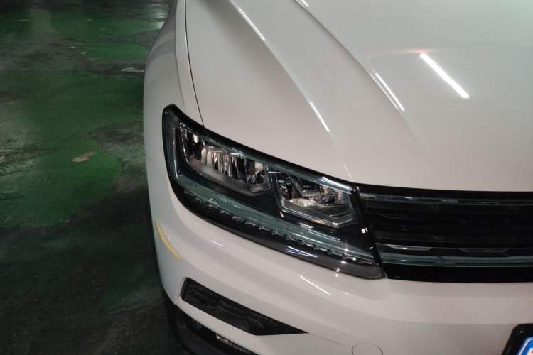 Used Volkswagen Tiguan 2018 330TSI All-Wheel-Drive Innovation Model Right Front Headlight