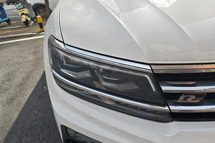 Used Volkswagen Tiguan 2018 380TSI Four-Wheel Drive R-Line Right Front Headlight