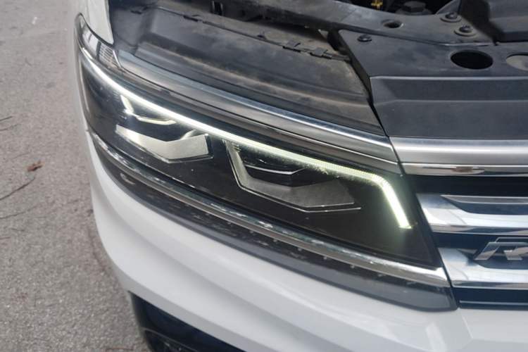 Used Volkswagen Tiguan 2018 380TSI Four-Wheel Drive R-Line Right Front Headlight