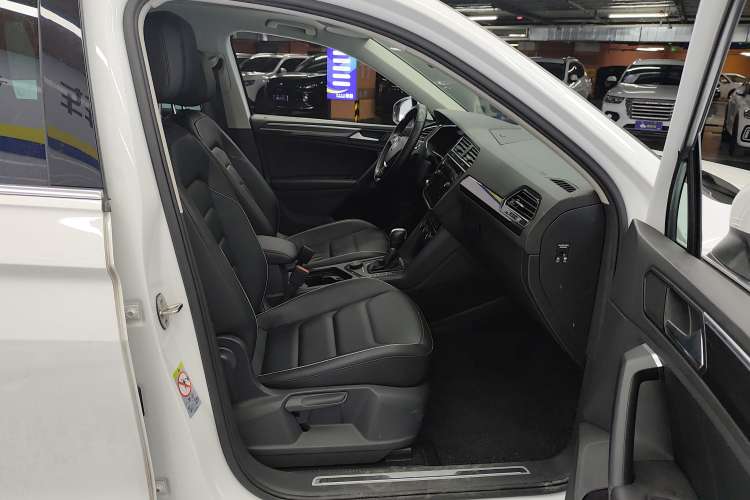 Used Volkswagen Tiguan 2018 330TSI All-Wheel-Drive Innovation Model Right Front Seat