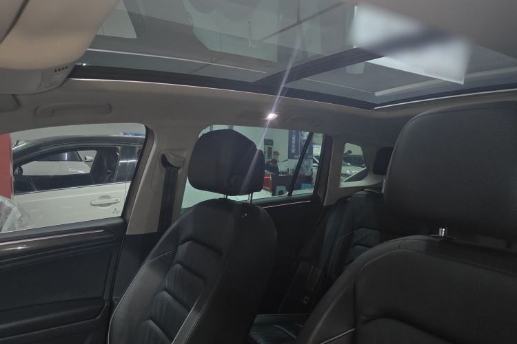 Used Volkswagen Tiguan 2018 330TSI All-Wheel-Drive Innovation Model Headliner