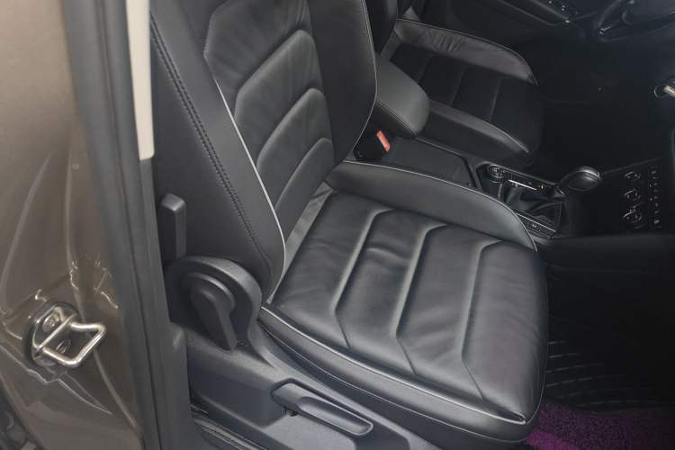 Used Volkswagen Tiguan 2018 330TSI All-Wheel-Drive Innovation Model Right Front Seat