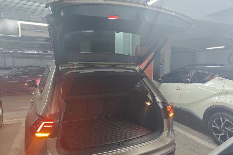 Used Volkswagen Tiguan 2018 330TSI All-Wheel-Drive Innovation Model Trunk