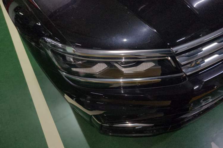 Used Volkswagen Tiguan 2019 330TSI All-Wheel-Drive Innovation Model Right Front Headlight