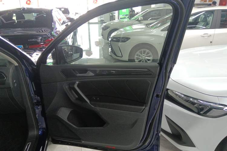 Used Volkswagen Tiguan 2019 330TSI All-Wheel-Drive Innovation Model Interior 5