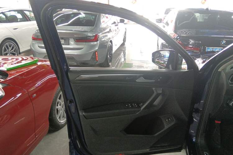 Used Volkswagen Tiguan 2019 330TSI All-Wheel-Drive Innovation Model Interior 7