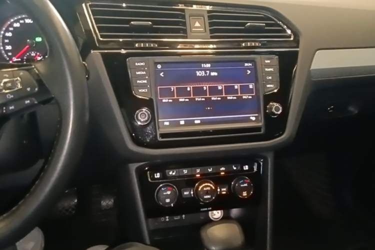 Used Volkswagen Tiguan L 2017 330TSI Automatic Two-Wheel Drive Flagship Edition Audio And AC Panel