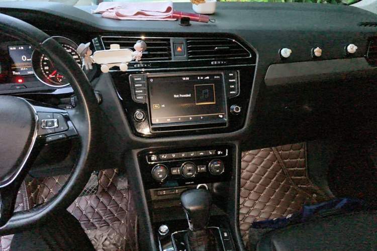 Used Volkswagen Tiguan L 2017 380TSI Automatic All-Wheel-Drive Luxury Edition Audio And AC Panel