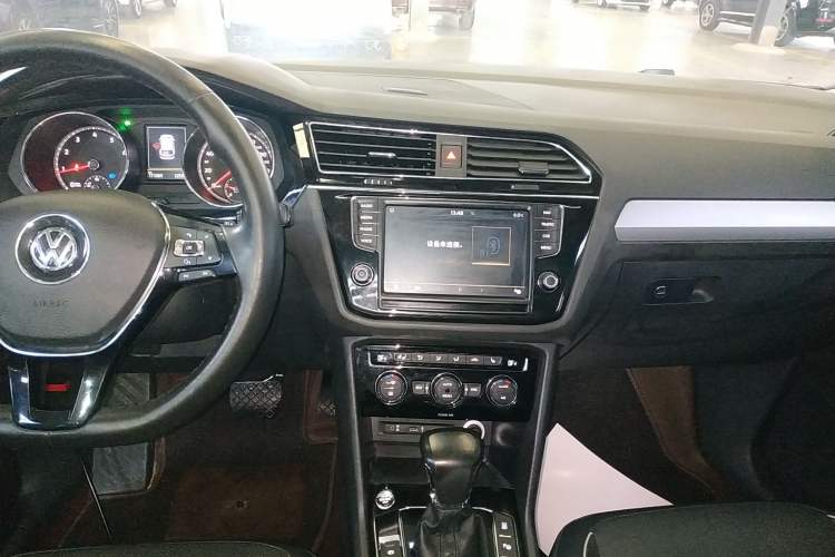 Used Volkswagen Tiguan L 2017 330TSI Automatic Two-Wheel Drive Flagship Edition Audio And AC Panel