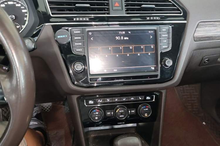 Used Volkswagen Tiguan L 2017 330TSI Automatic Two-Wheel Drive Flagship Edition Audio And AC Panel