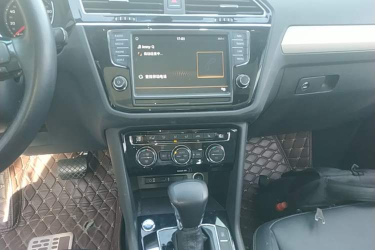 Used Volkswagen Tiguan L 2017 380TSI Automatic All-Wheel-Drive Luxury Edition Audio And AC Panel
