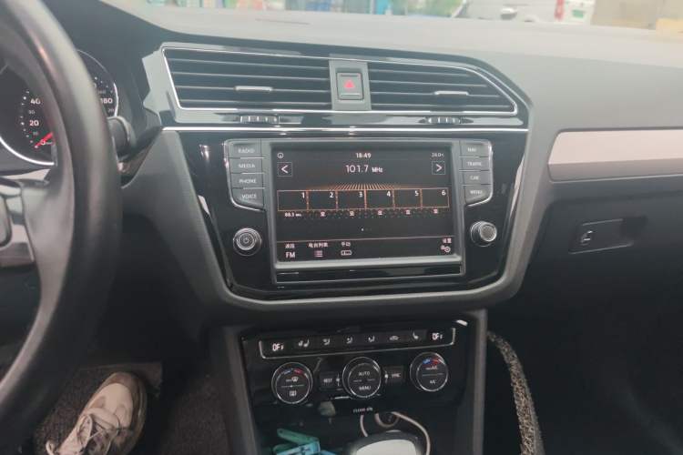 Used Volkswagen Tiguan L 2017 380TSI Automatic All-Wheel-Drive Luxury Edition Audio And AC Panel