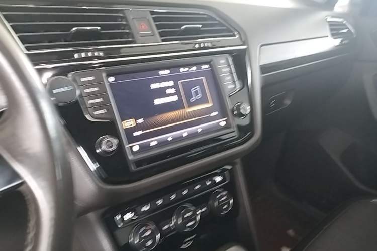 Used Volkswagen Tiguan L 2017 330TSI Automatic Two-Wheel Drive Flagship Edition Audio And AC Panel