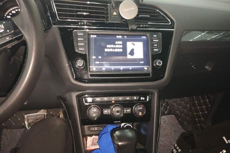 Used Volkswagen Tiguan L 2017 380TSI Automatic All-Wheel-Drive Flagship Edition Audio And AC Panel