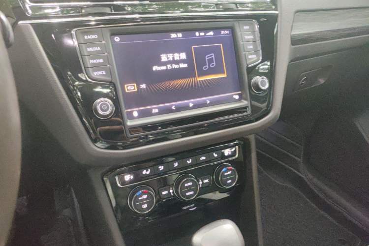 Used Volkswagen Tiguan L 2017 380TSI Automatic All-Wheel-Drive Luxury Edition Audio And AC Panel