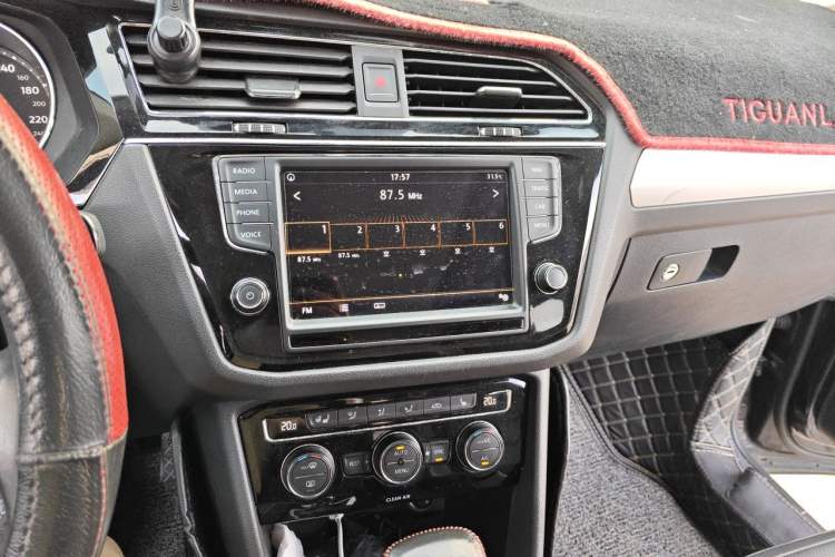 Used Volkswagen Tiguan L 2017 330TSI Automatic Two-Wheel Drive Flagship Edition Audio And AC Panel