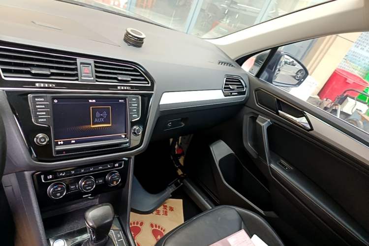 Used Volkswagen Tiguan L 2017 330TSI Automatic Two-Wheel Drive Luxury Edition Audio And AC Panel