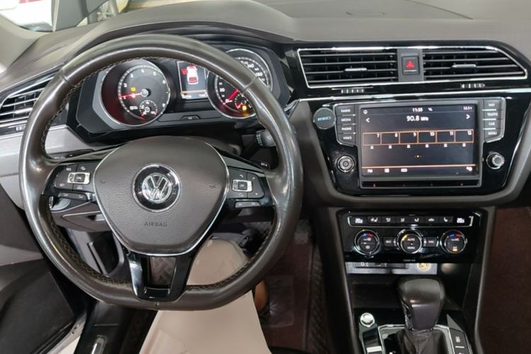 Used Volkswagen Tiguan L 2017 330TSI Automatic Two-Wheel Drive Flagship Edition Center Console