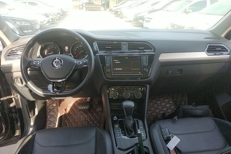 Used Volkswagen Tiguan L 2017 380TSI Automatic All-Wheel-Drive Luxury Edition Center Console