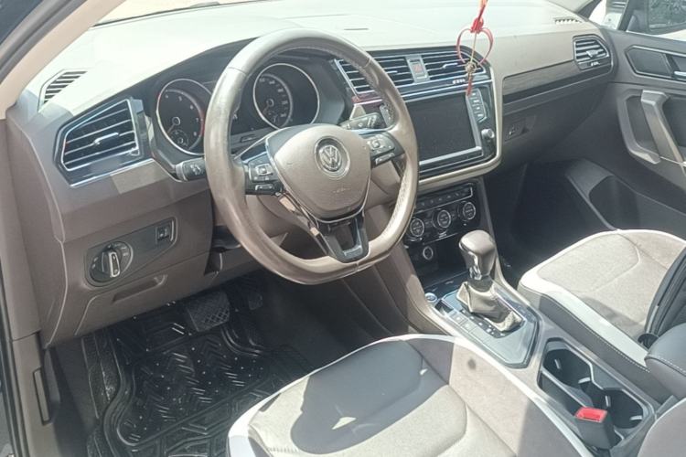 Used Volkswagen Tiguan L 2017 330TSI Automatic Two-Wheel Drive Luxury Edition Center Console