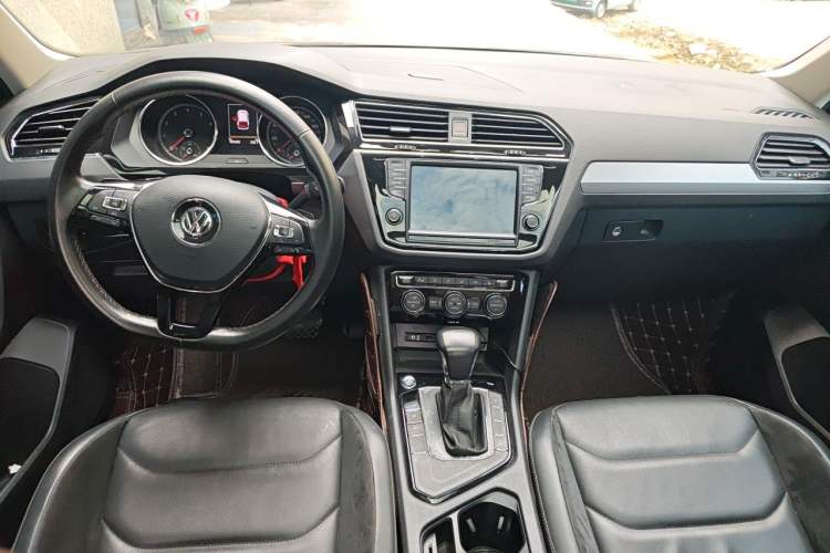 Used Volkswagen Tiguan L 2017 330TSI Automatic Two-Wheel Drive Luxury Edition Center Console