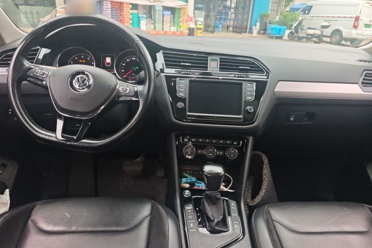Used Volkswagen Tiguan L 2017 380TSI Automatic All-Wheel-Drive Luxury Edition Center Console
