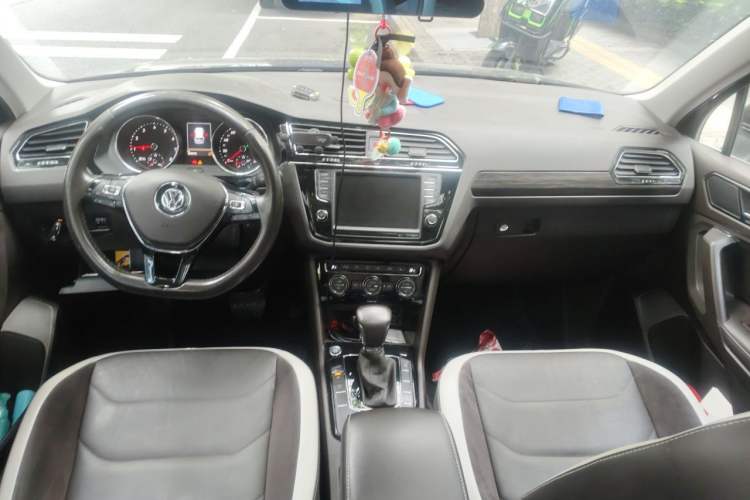 Used Volkswagen Tiguan L 2017 330TSI Automatic Two-Wheel Drive Luxury Edition Center Console