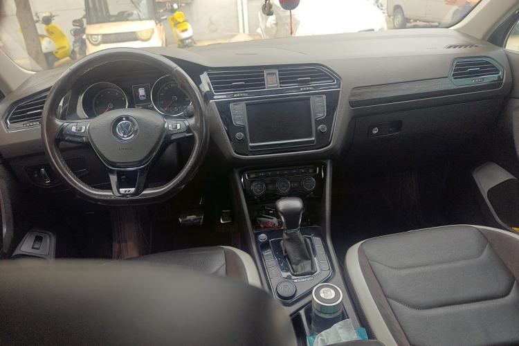 Used Volkswagen Tiguan L 2017 380TSI Automatic All-Wheel-Drive Luxury Edition Center Console