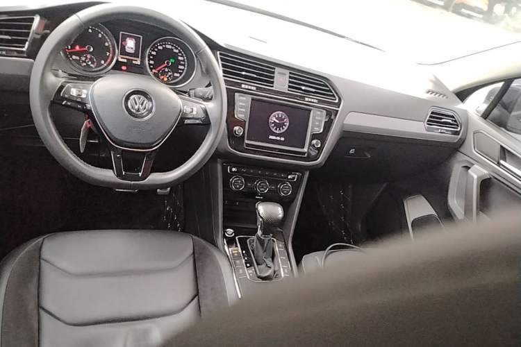 Used Volkswagen Tiguan L 2017 380TSI Automatic All-Wheel-Drive Luxury Edition Center Console