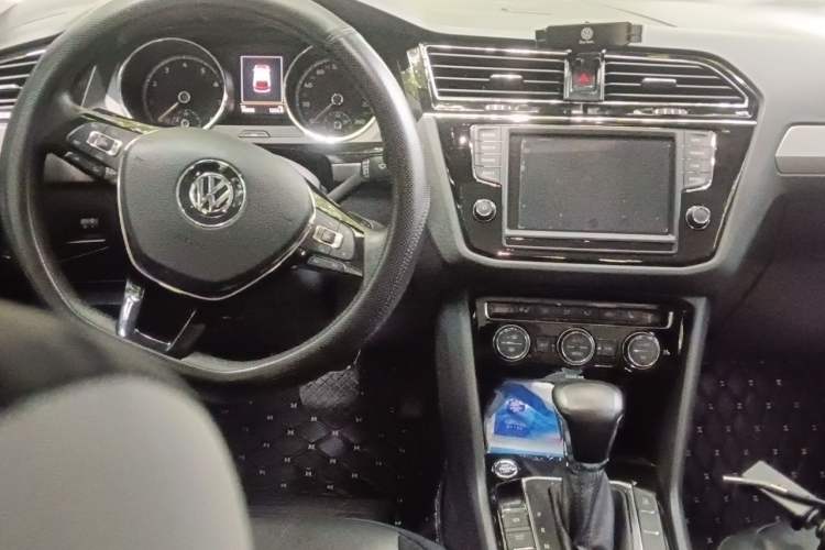 Used Volkswagen Tiguan L 2017 330TSI Automatic Two-Wheel Drive Luxury Edition Center Console