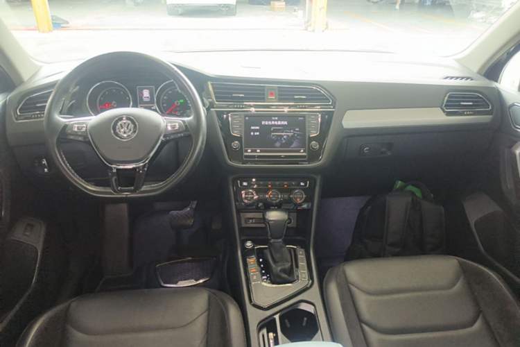 Used Volkswagen Tiguan L 2017 380TSI Automatic All-Wheel-Drive Luxury Edition Center Console