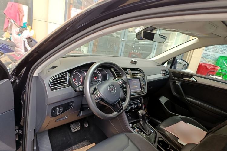 Used Volkswagen Tiguan L 2017 330TSI Automatic Two-Wheel Drive Luxury Edition Center Console