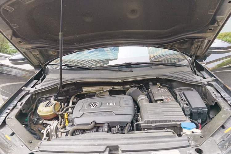 Used Volkswagen Tiguan L 2017 330TSI Automatic Two-Wheel Drive Luxury Edition Engine Bay