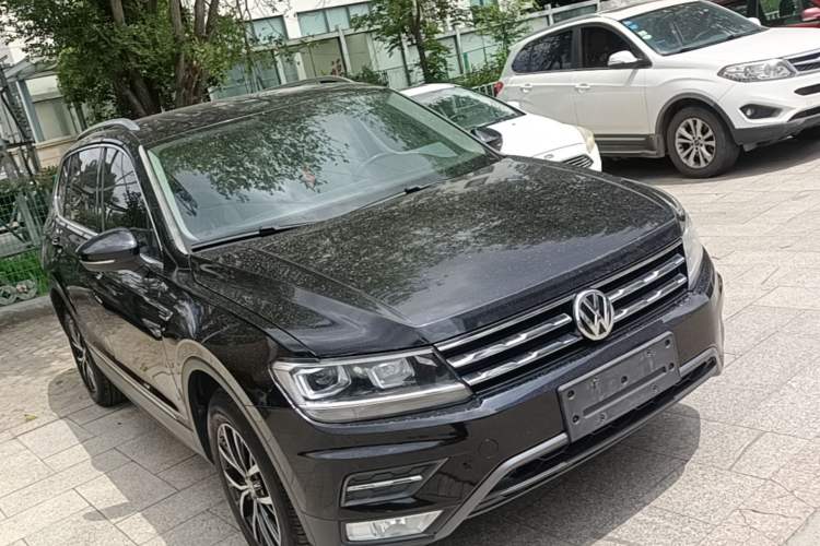 Used Volkswagen Tiguan L 2017 330TSI Automatic Two-Wheel Drive Luxury Edition Front Right 45 Deg