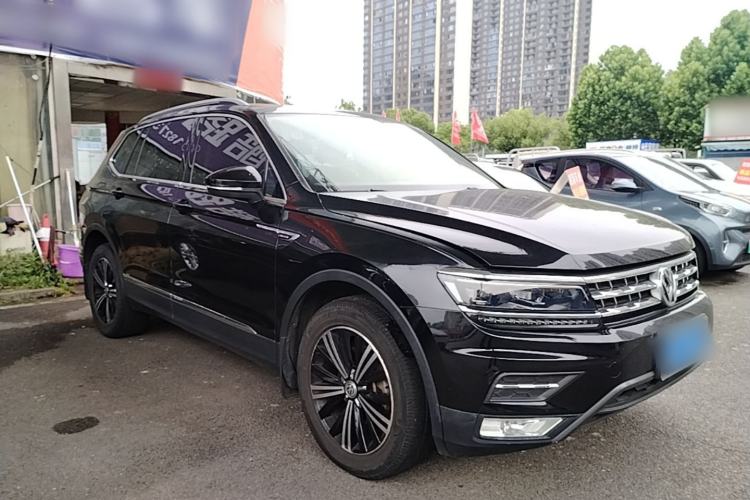 Used Volkswagen Tiguan L 2017 380TSI Automatic All-Wheel-Drive Luxury Edition Front Right 45 Deg