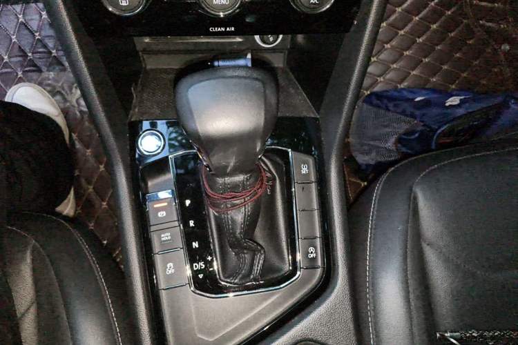 Used Volkswagen Tiguan L 2017 380TSI Automatic All-Wheel-Drive Luxury Edition Gear Lever