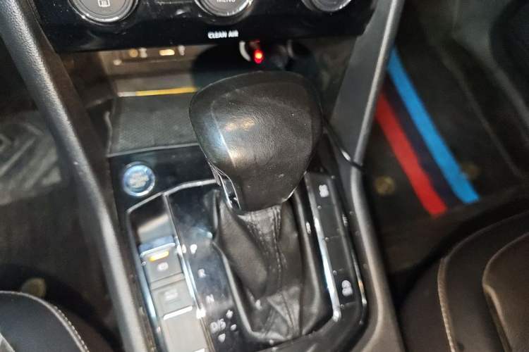 Used Volkswagen Tiguan L 2017 330TSI Automatic Two-Wheel Drive Luxury Edition Gear Lever