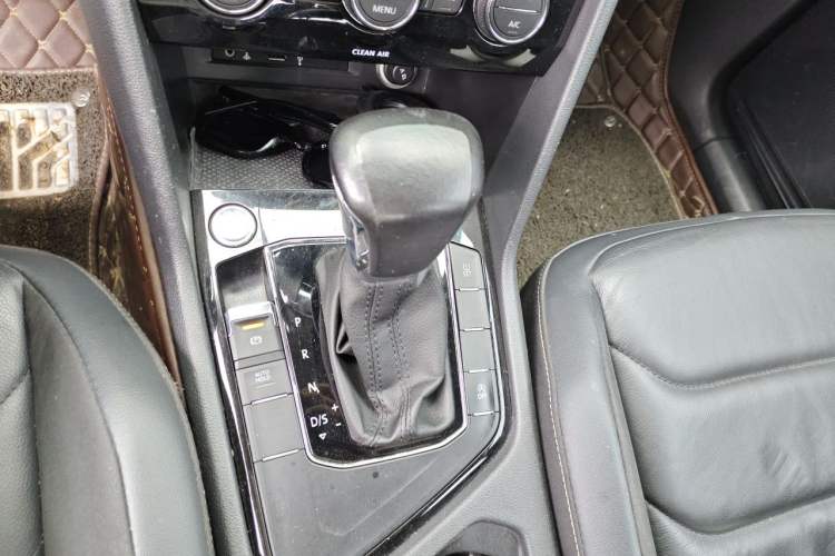 Used Volkswagen Tiguan L 2017 330TSI Automatic Two-Wheel Drive Luxury Edition Gear Lever