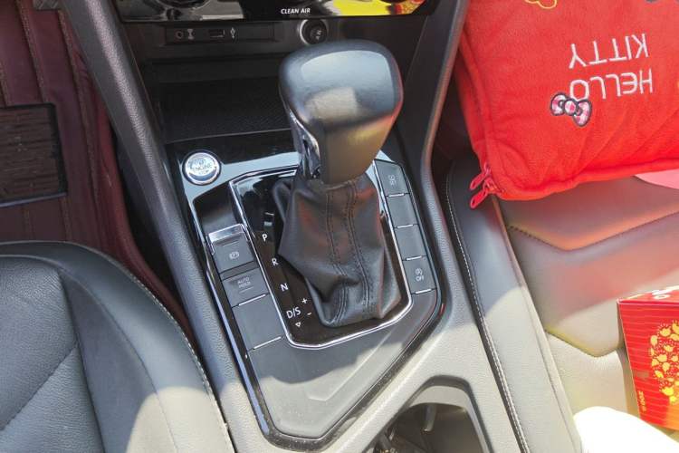 Used Volkswagen Tiguan L 2017 330TSI Automatic Two-Wheel Drive Luxury Edition Gear Lever