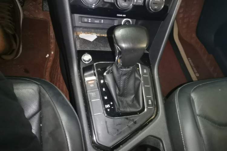 Used Volkswagen Tiguan L 2017 330TSI Automatic Two-Wheel Drive Luxury Edition Gear Lever