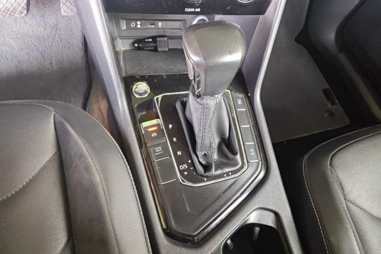 Used Volkswagen Tiguan L 2017 330TSI Automatic Two-Wheel Drive Luxury Edition Gear Lever