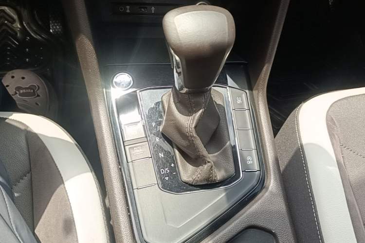 Used Volkswagen Tiguan L 2017 330TSI Automatic Two-Wheel Drive Luxury Edition Gear Lever