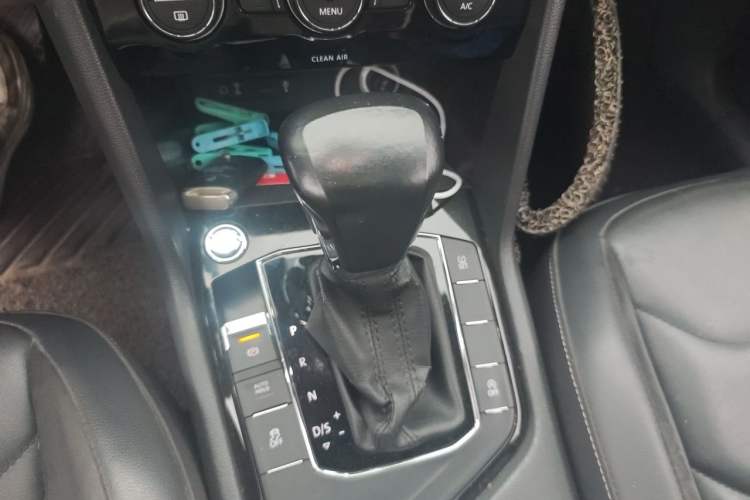 Used Volkswagen Tiguan L 2017 380TSI Automatic All-Wheel-Drive Luxury Edition Gear Lever