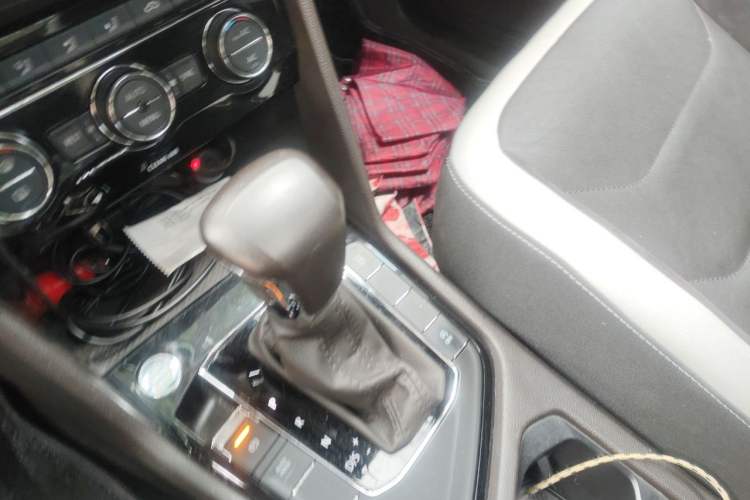 Used Volkswagen Tiguan L 2017 330TSI Automatic Two-Wheel Drive Luxury Edition Gear Lever